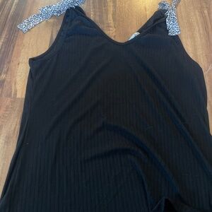 Cute leaped bow black tank top